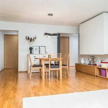 Spacious 3-bedroom With Balcony And Free Parking Tallin