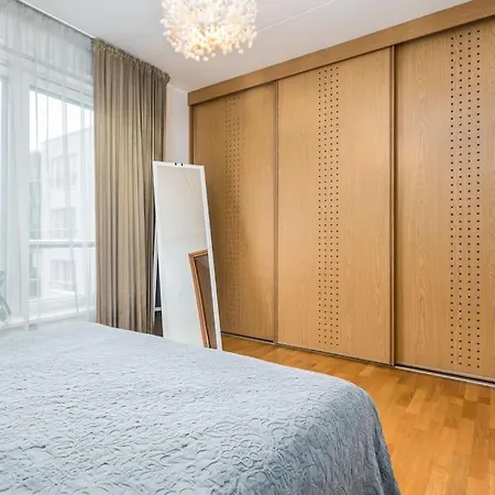 Spacious 3-bedroom With Balcony And Free Parking Apartman *