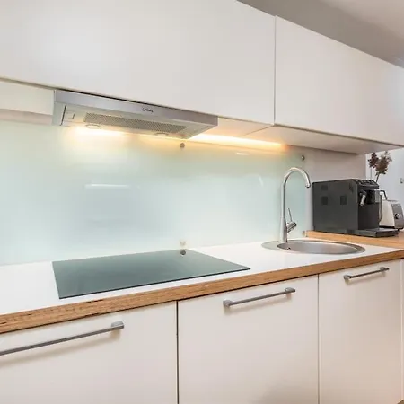 Spacious 3-bedroom With Balcony And Free Parking Apartman