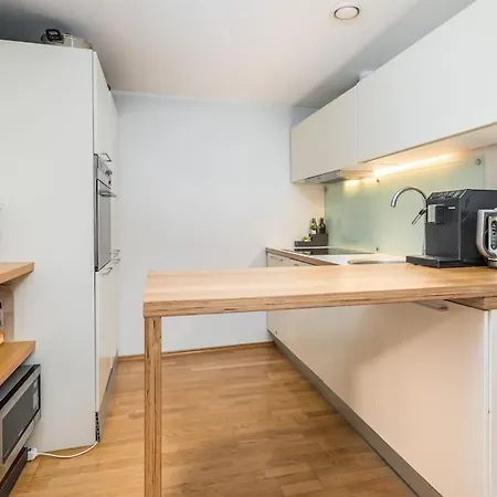 Spacious 3-bedroom With Balcony And Free Parking Apartman *