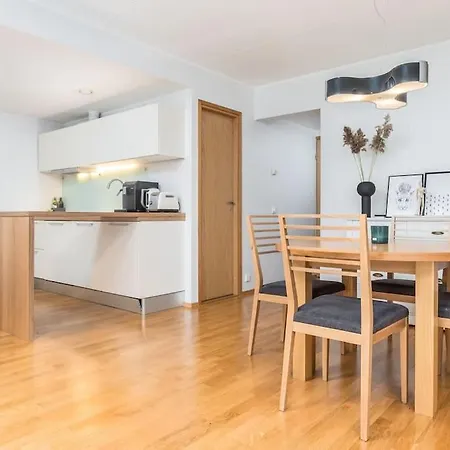 Lägenhet Spacious 3-bedroom With Balcony And Free Parking
